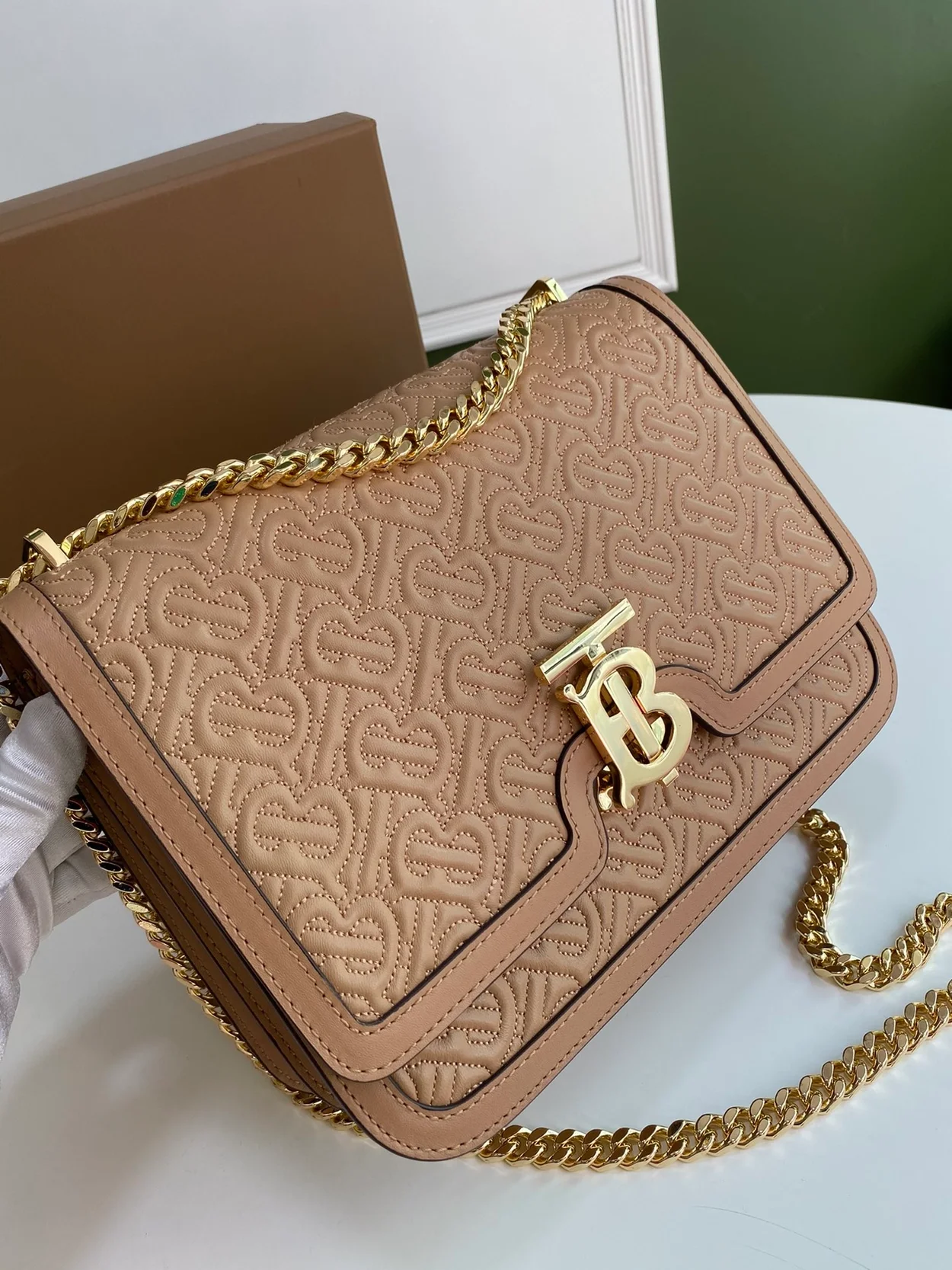 버버리 미디엄 퀄트 베이지 램스킨 핸드백