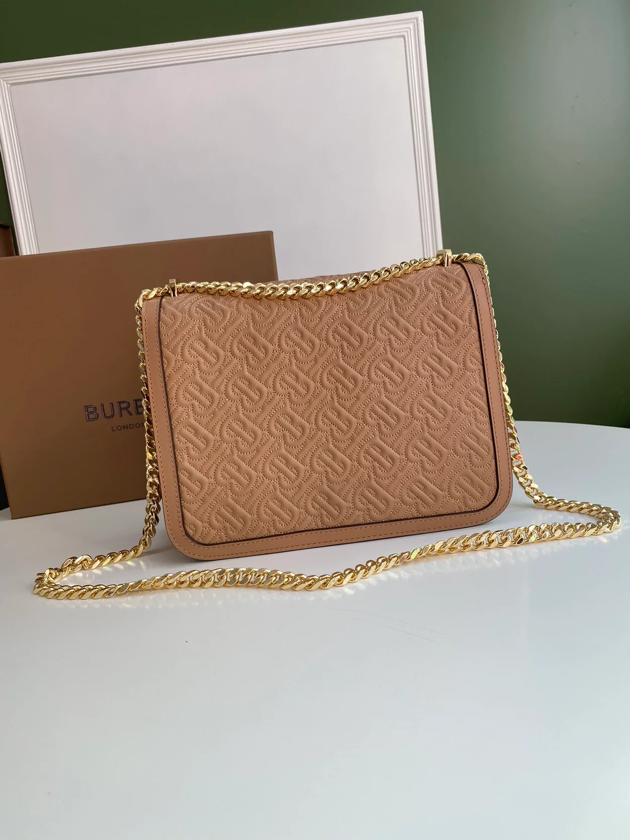 버버리 미디엄 퀄트 베이지 램스킨 핸드백