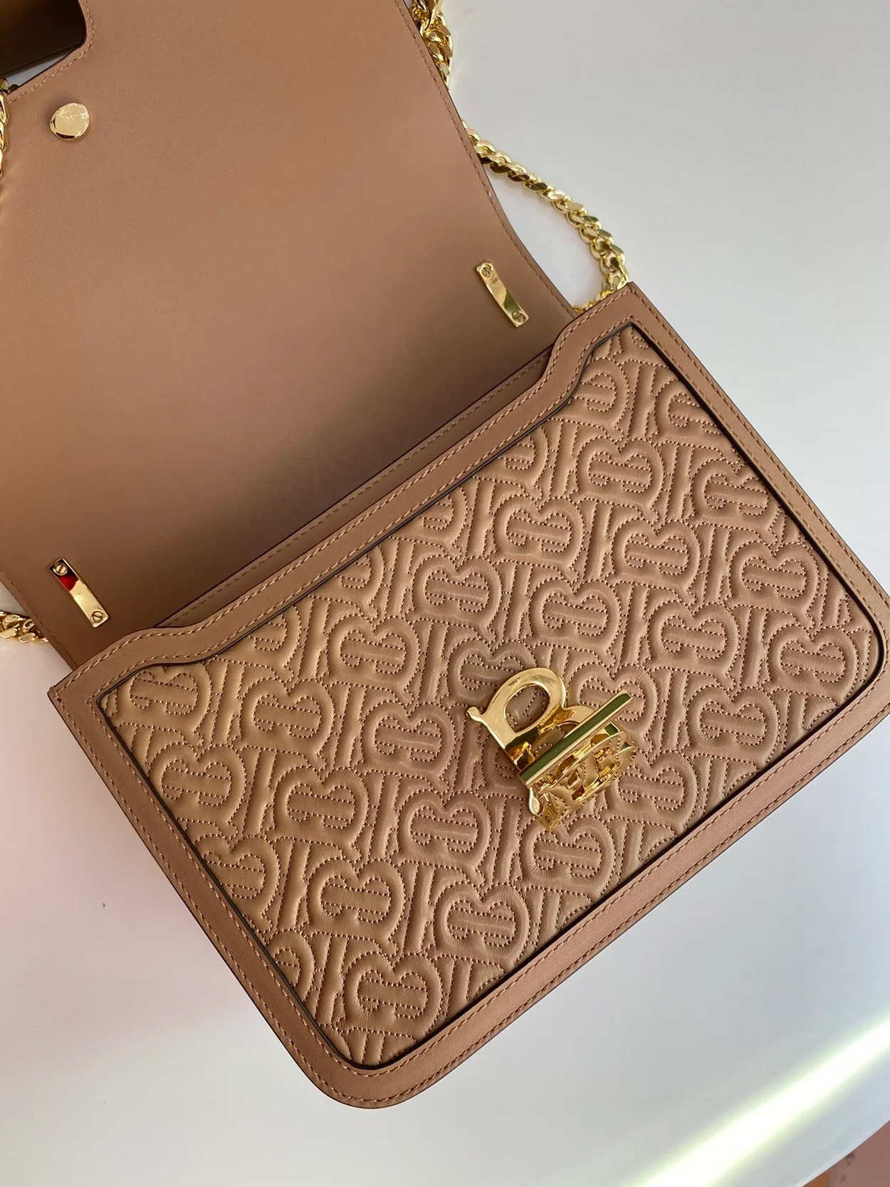 버버리 미디엄 퀄트 베이지 램스킨 핸드백