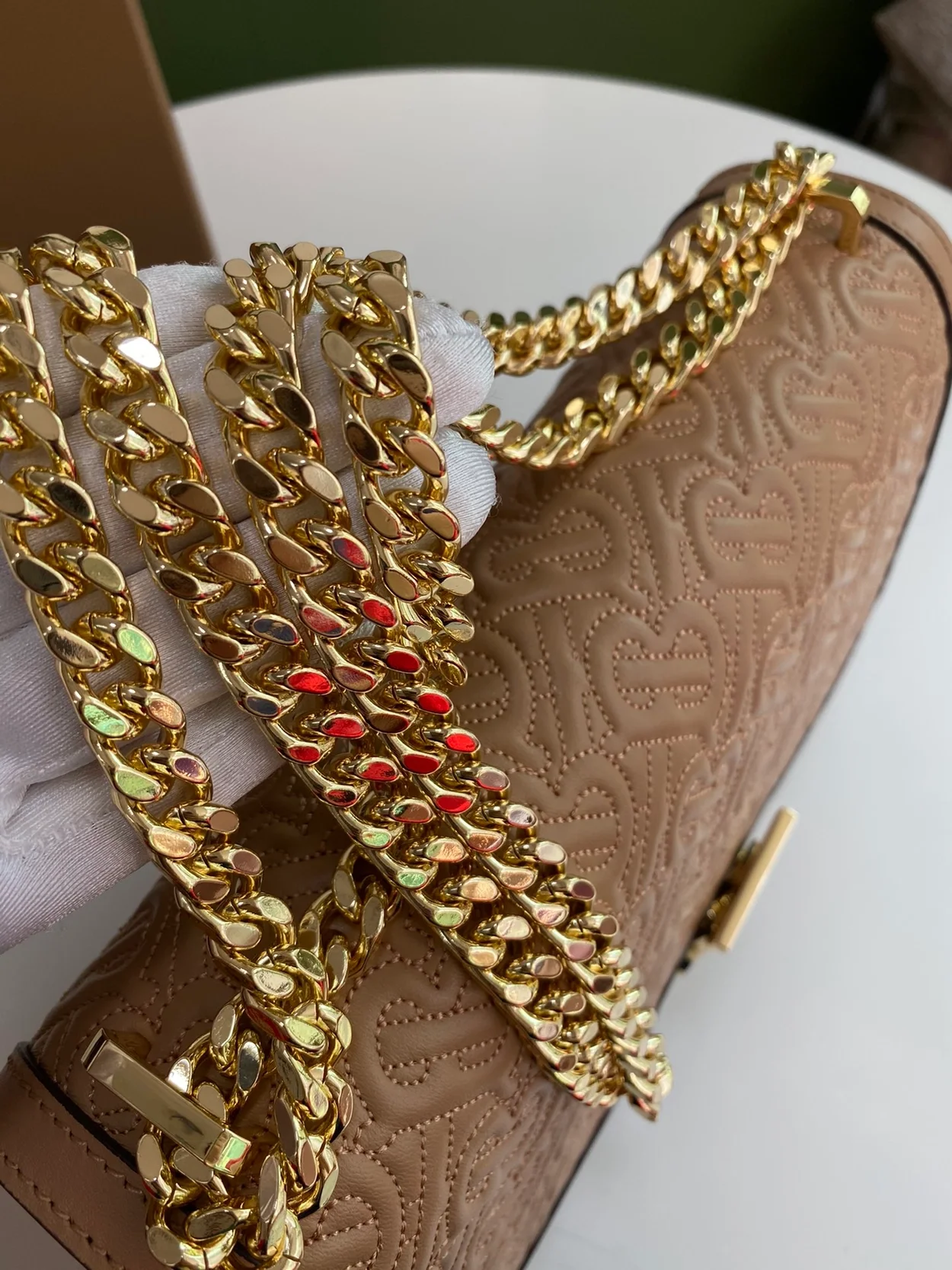 버버리 미디엄 퀄트 베이지 램스킨 핸드백