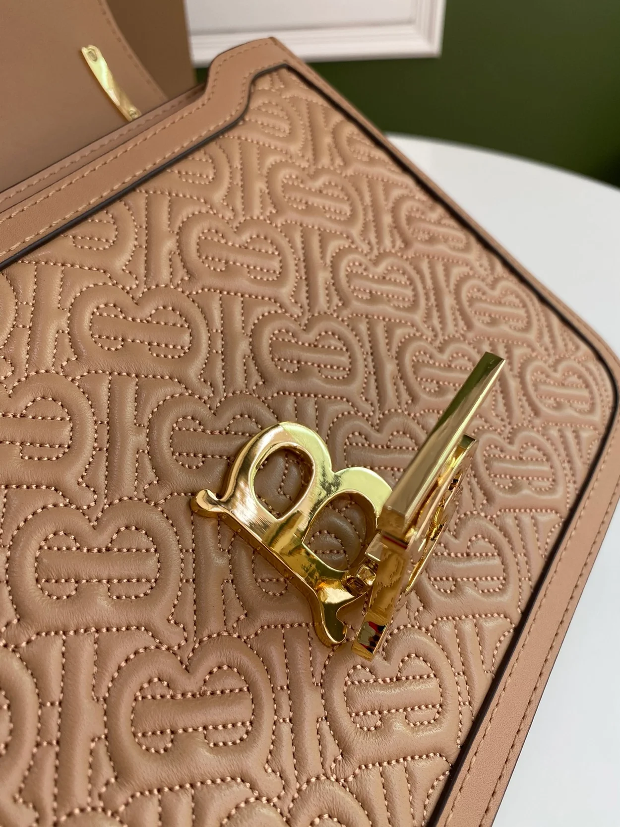 버버리 미디엄 퀄트 베이지 램스킨 핸드백