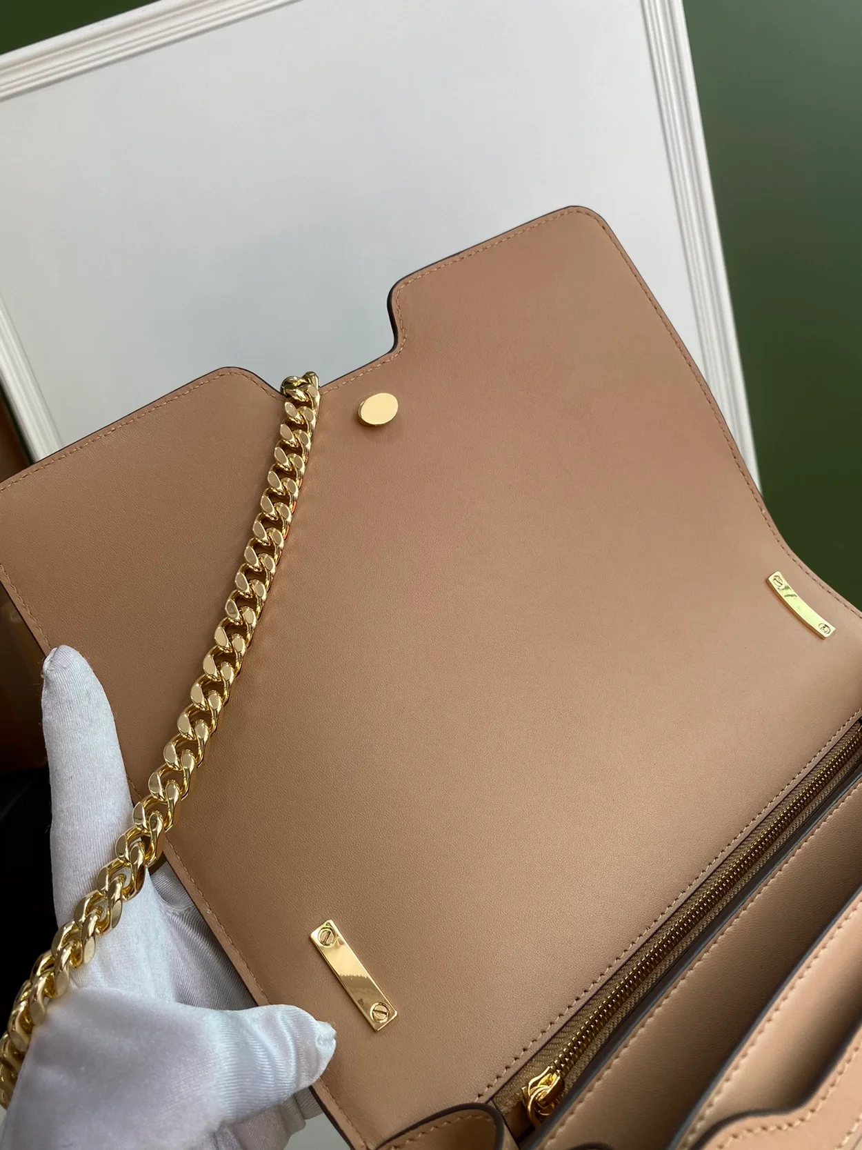 버버리 미디엄 퀄트 베이지 램스킨 핸드백