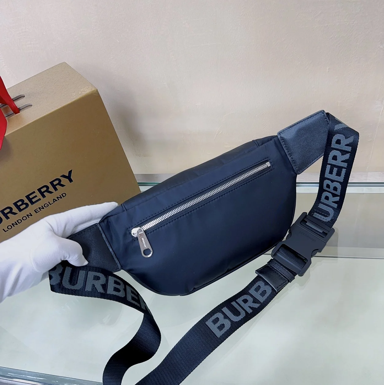 버버리 로고 프린트 나일론 소니백