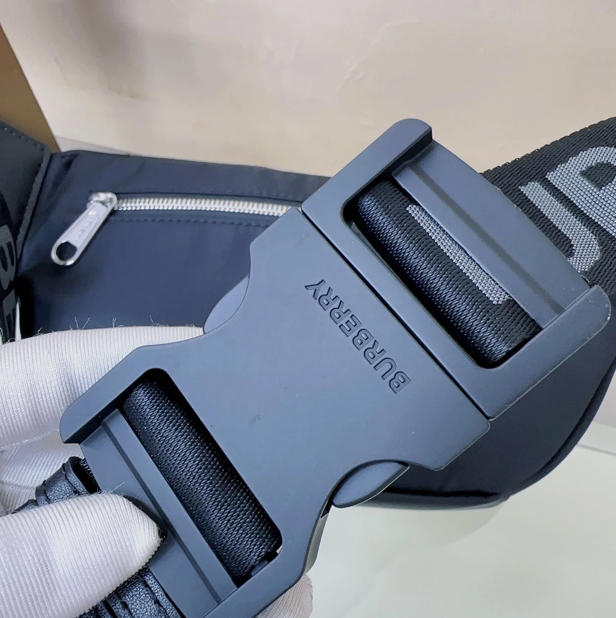 버버리 로고 프린트 나일론 소니백