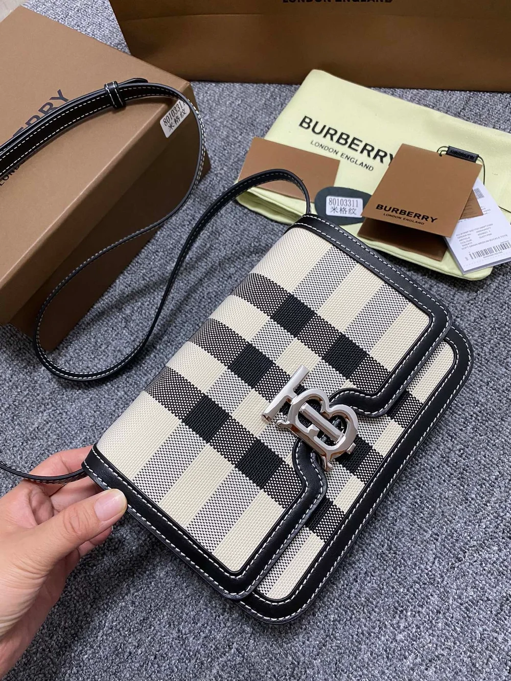 버버리 버터 베이지 체크 캔버스 레더백