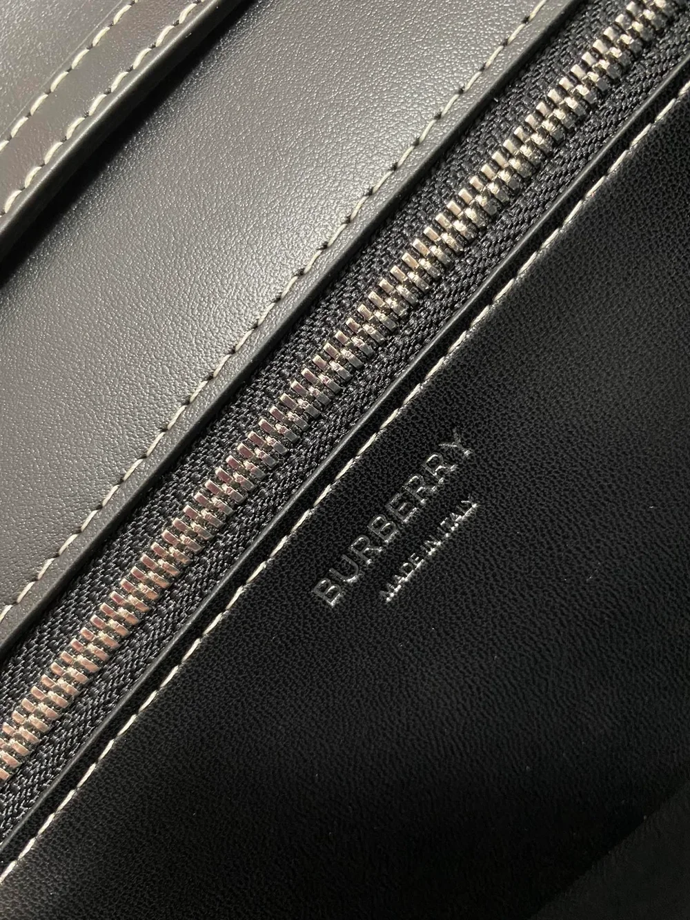 버버리 버터 베이지 체크 캔버스 레더백