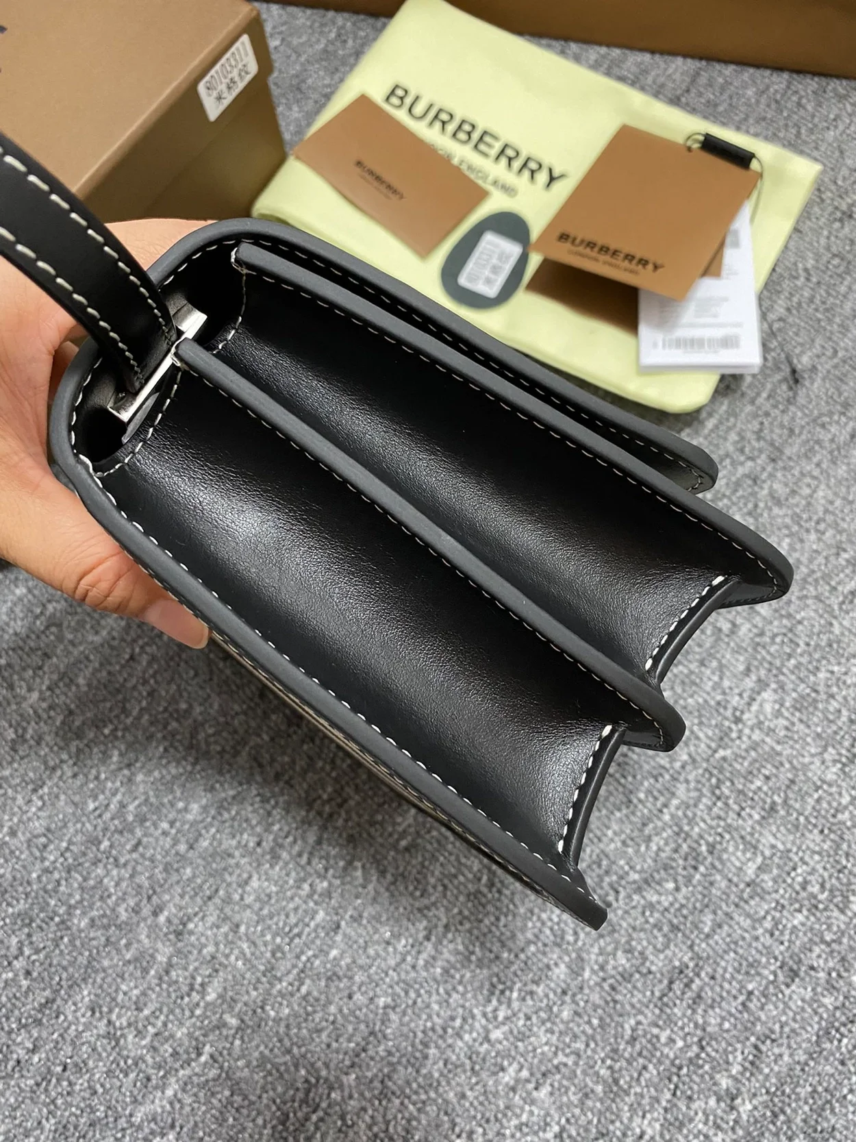 버버리 버터 베이지 체크 캔버스 레더백