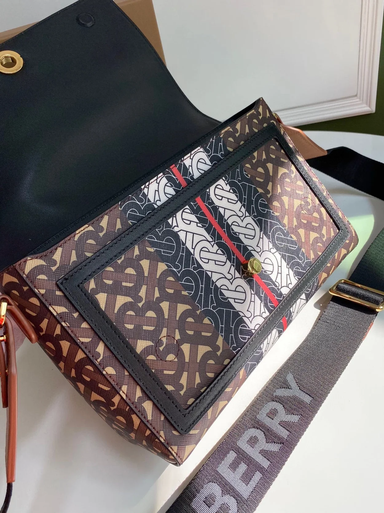 버버리 브라운 모노그램 E캔버스 크로스백