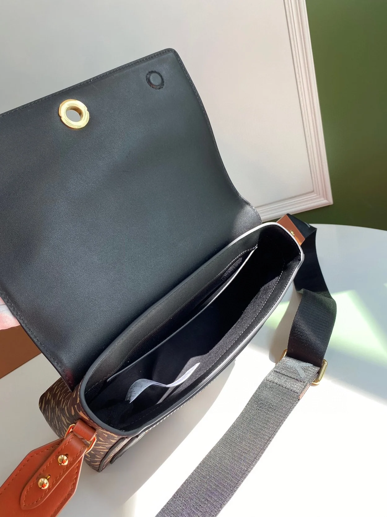 버버리 브라운 모노그램 E캔버스 크로스백