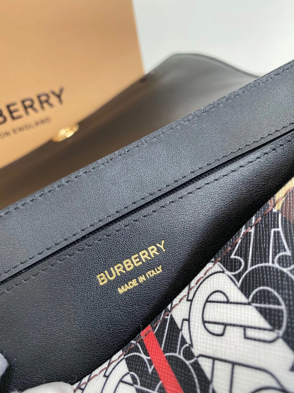 버버리 브라운 모노그램 E캔버스 크로스백