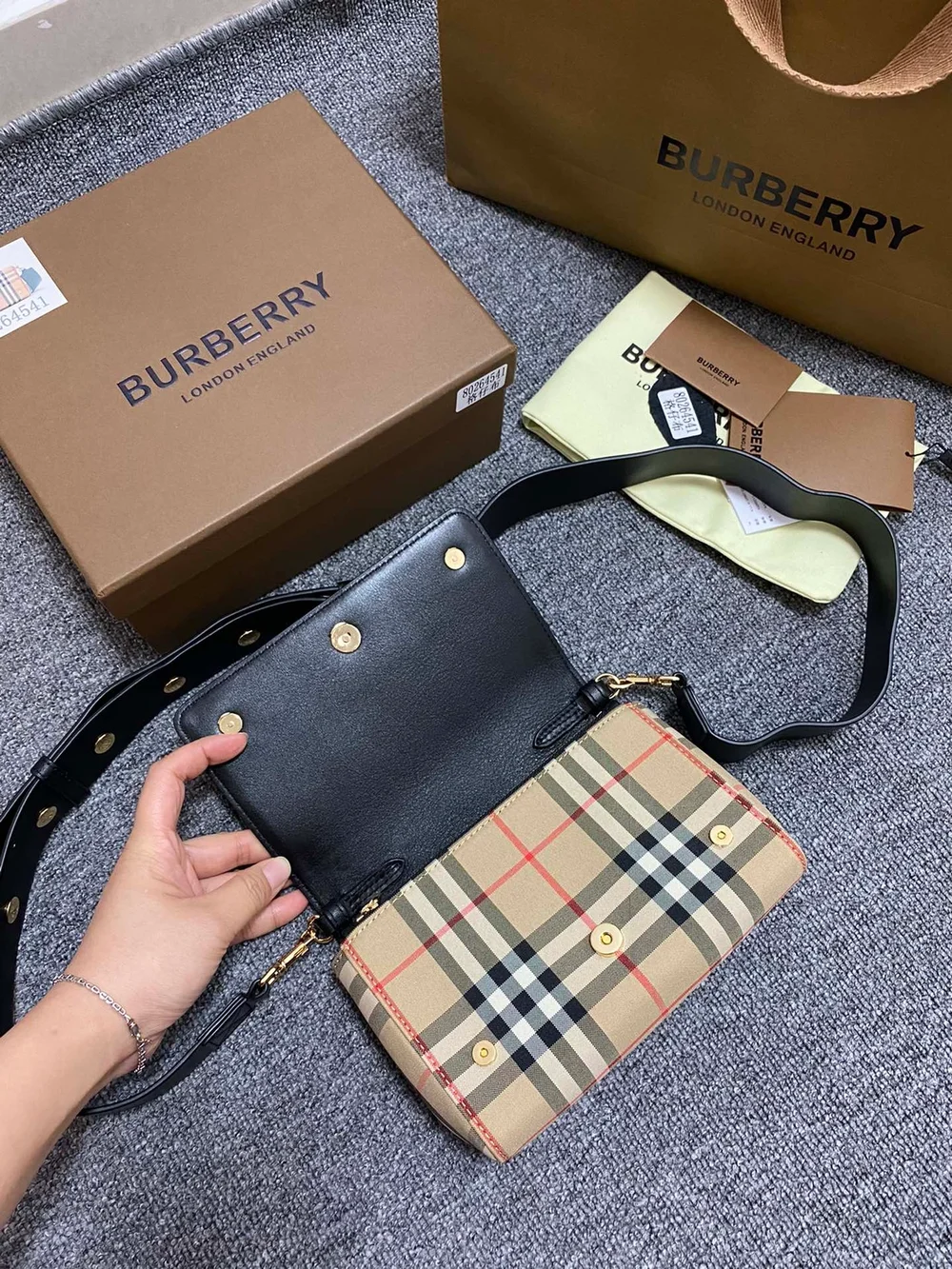 버버리 스몰 빈티지 체크 레더 바디백