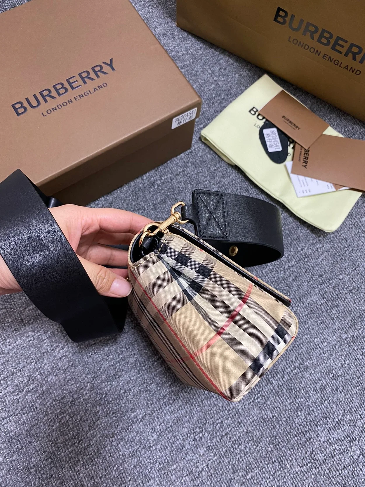 버버리 스몰 빈티지 체크 레더 바디백