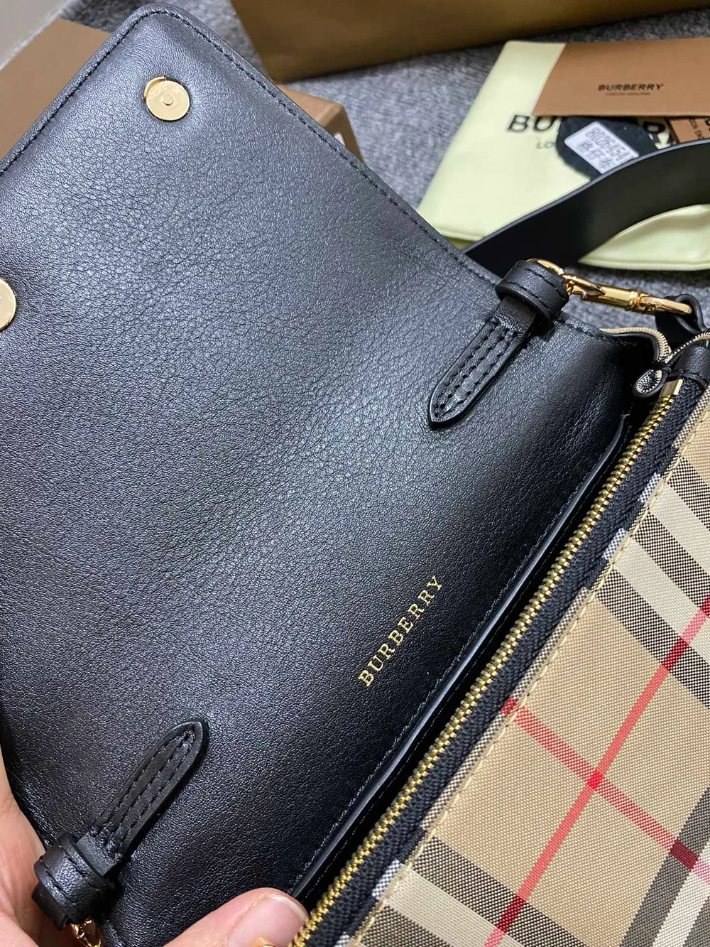 버버리 스몰 빈티지 체크 레더 바디백