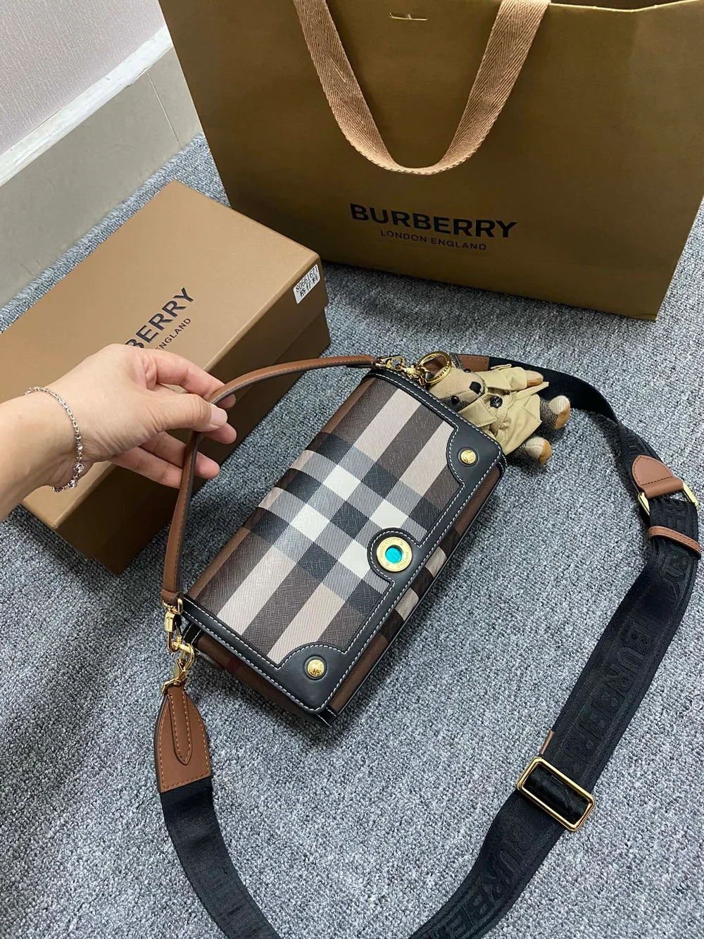 버버리 노트 크로스 바디백