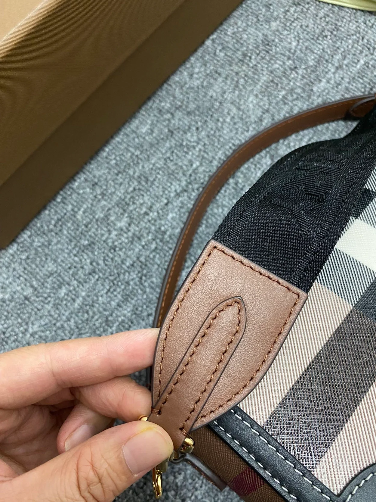 버버리 노트 크로스 바디백