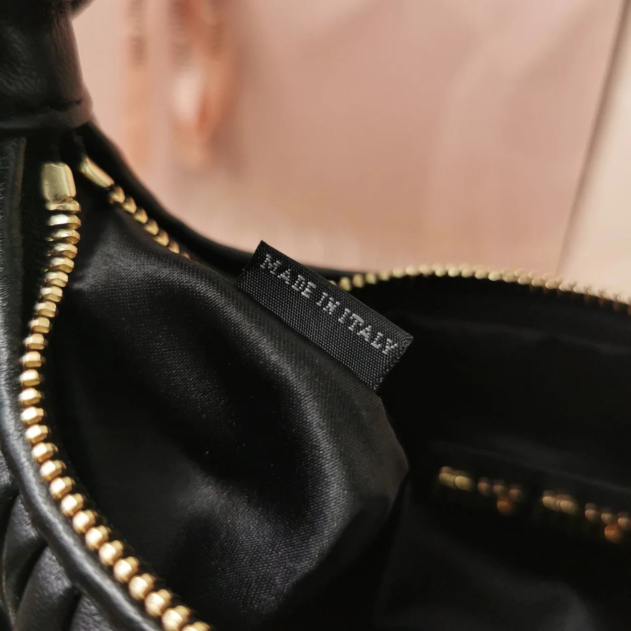 미우미우 스몰 완더 마테라쎄 나파 가죽 호보백 블랙