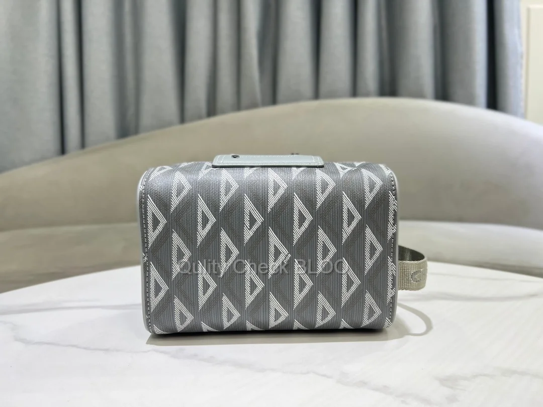 디올 다이아몬드 Lingot 토일레트리 케이스 그레이