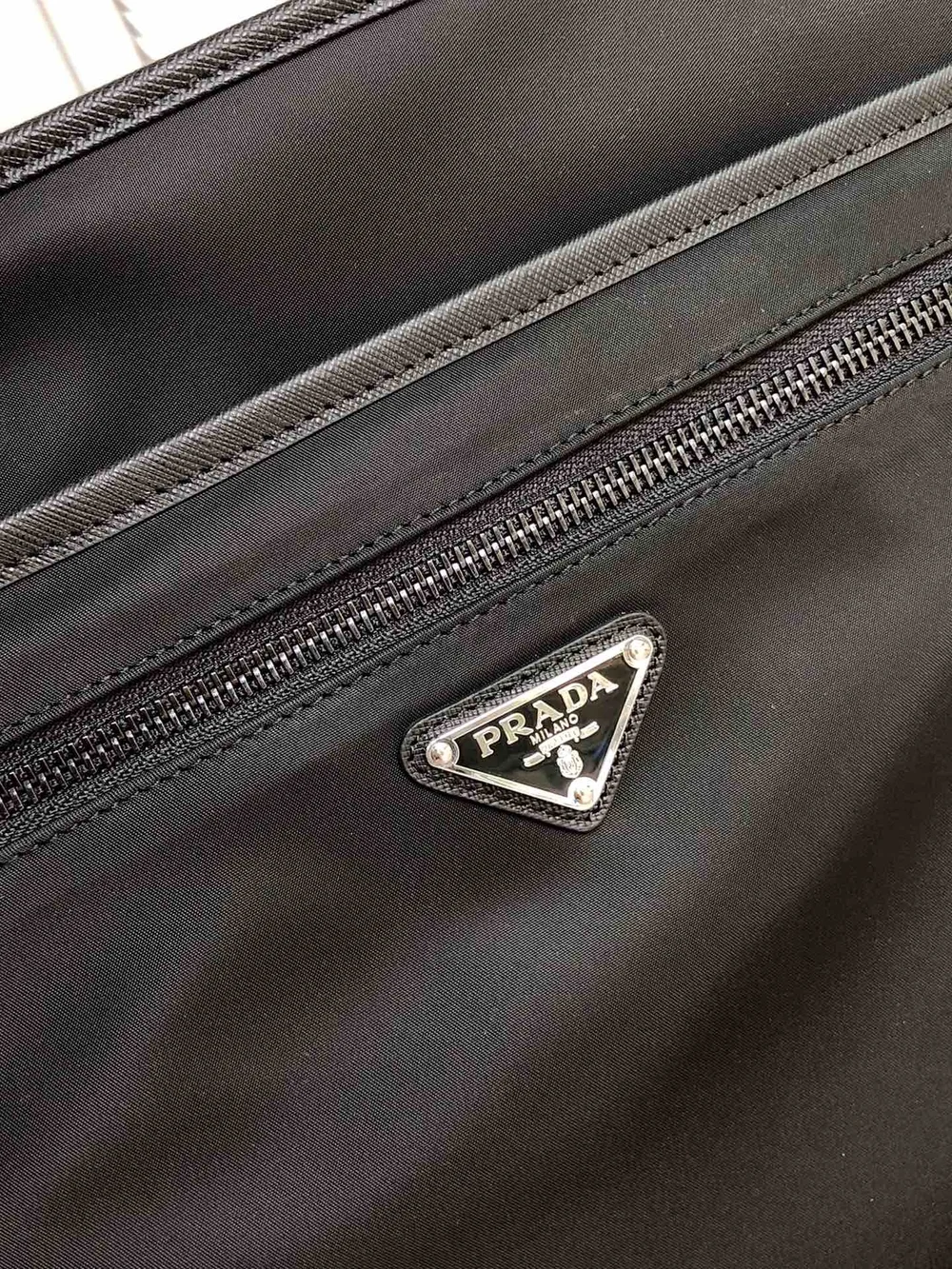 프라다 삼각로고 메신저백 블랙