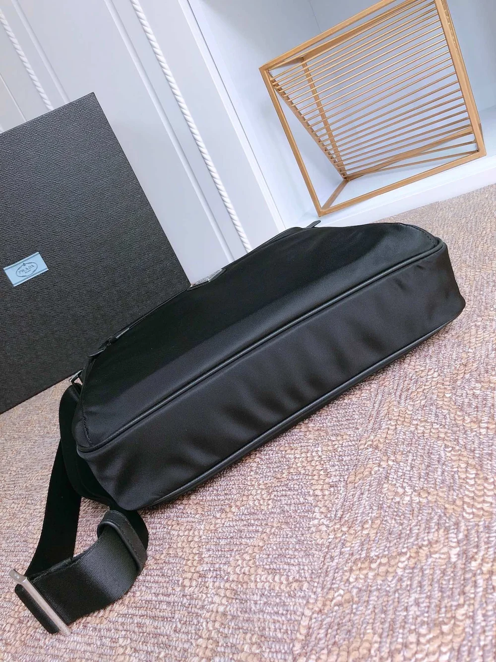 프라다 삼각로고 메신저백 블랙