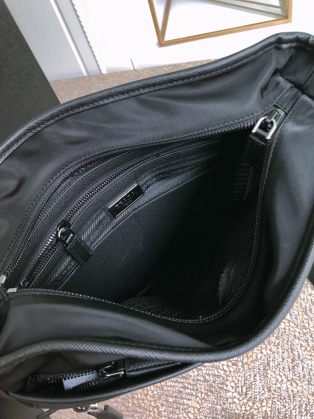 프라다 삼각로고 메신저백 블랙