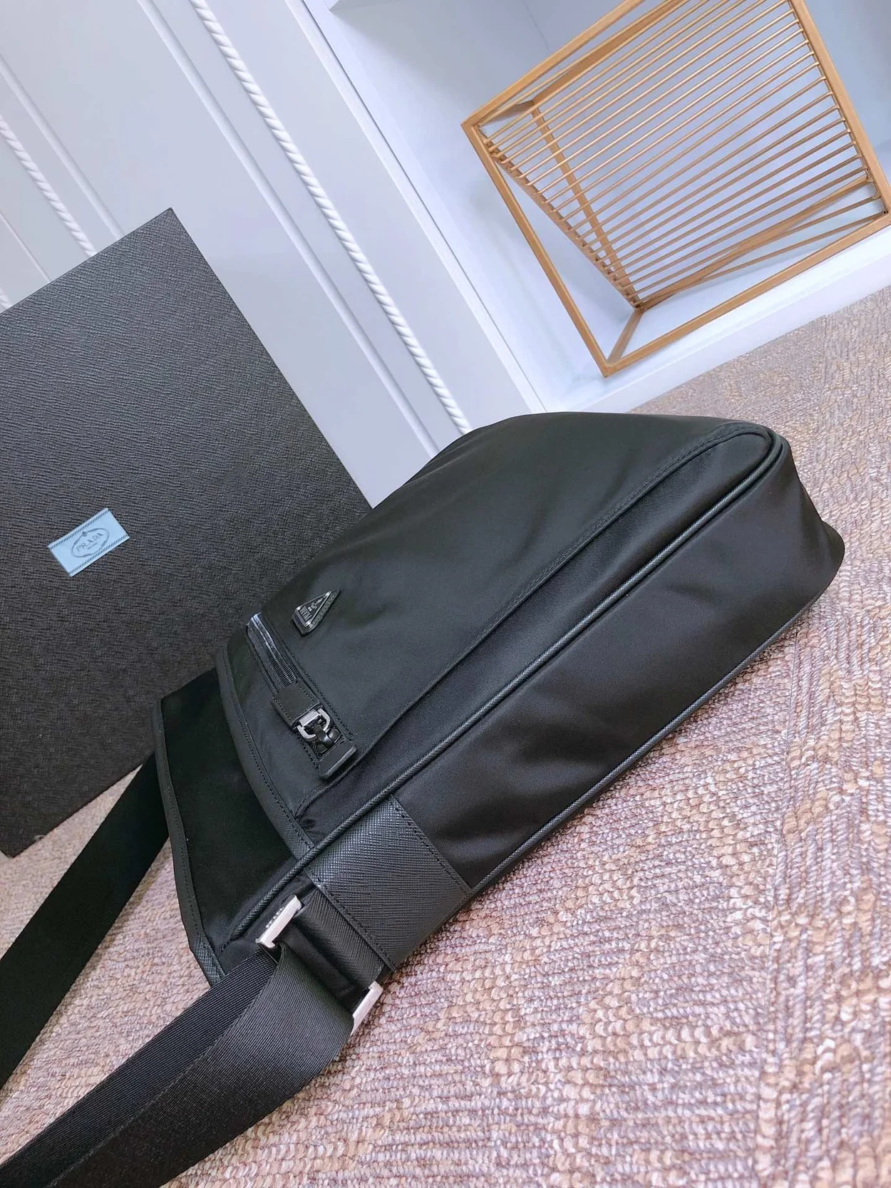 프라다 삼각로고 메신저백 블랙