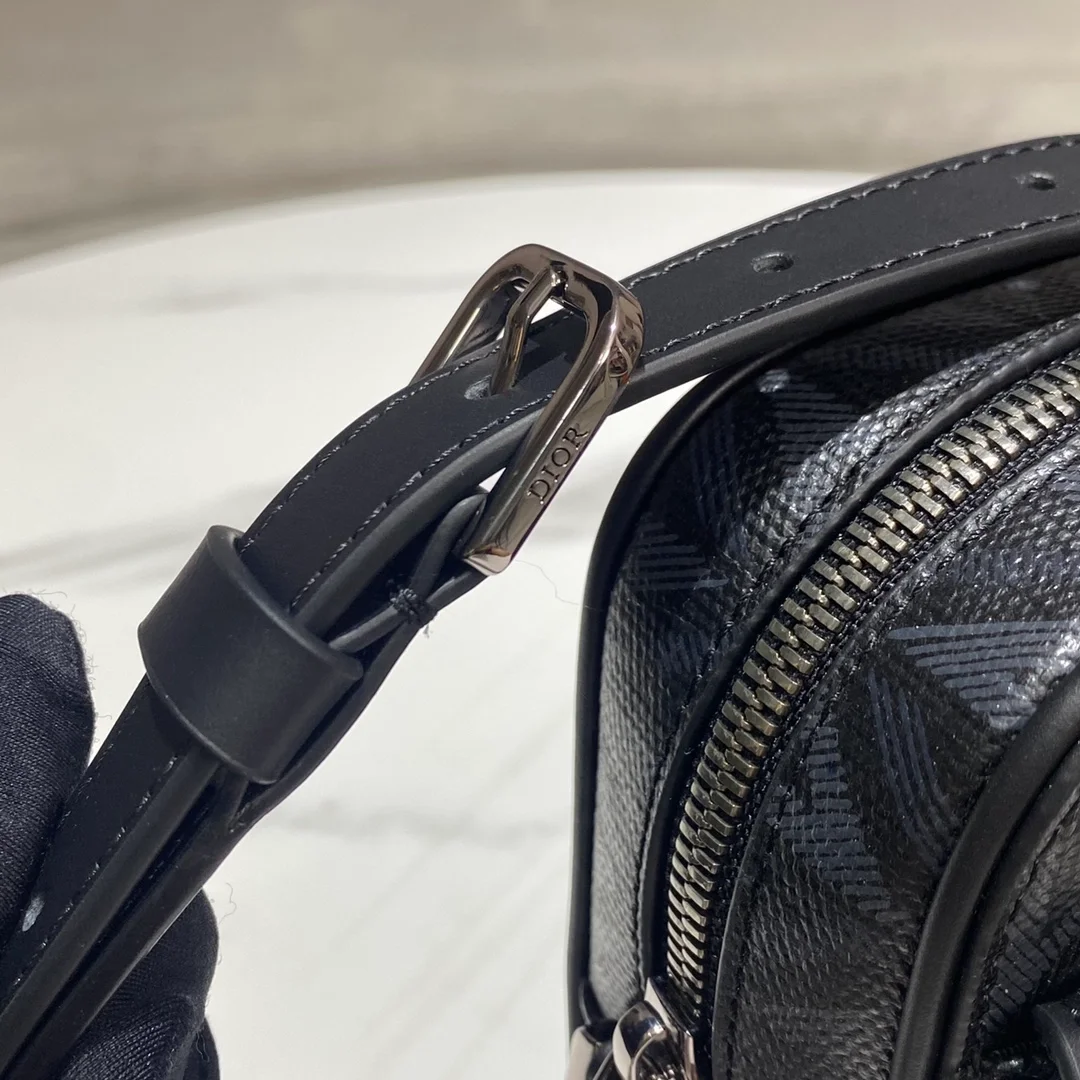 디올 힛 더 로드 버티컬 파우치 블랙