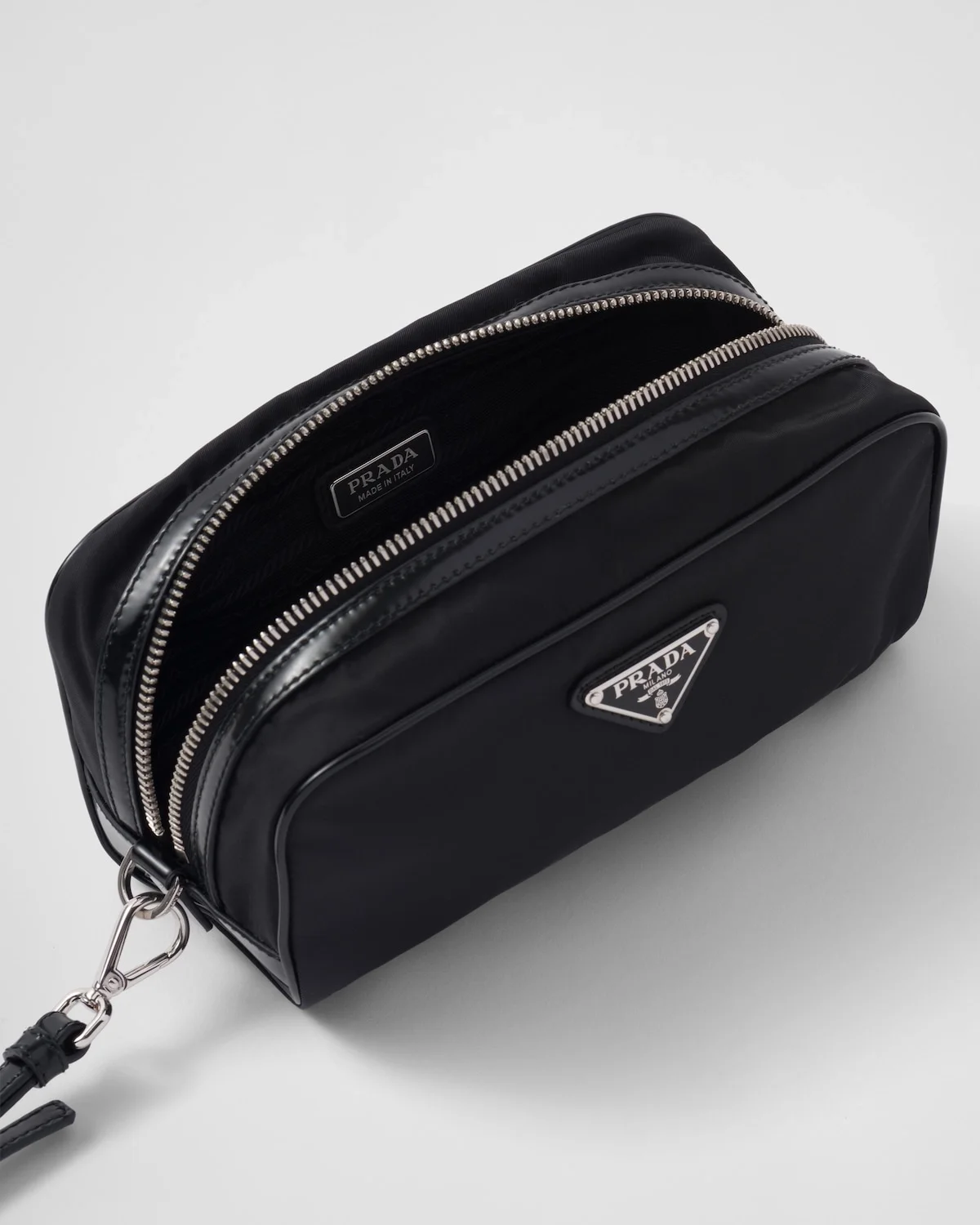 프라다 리나일론 브러쉬드 레더 파우치
