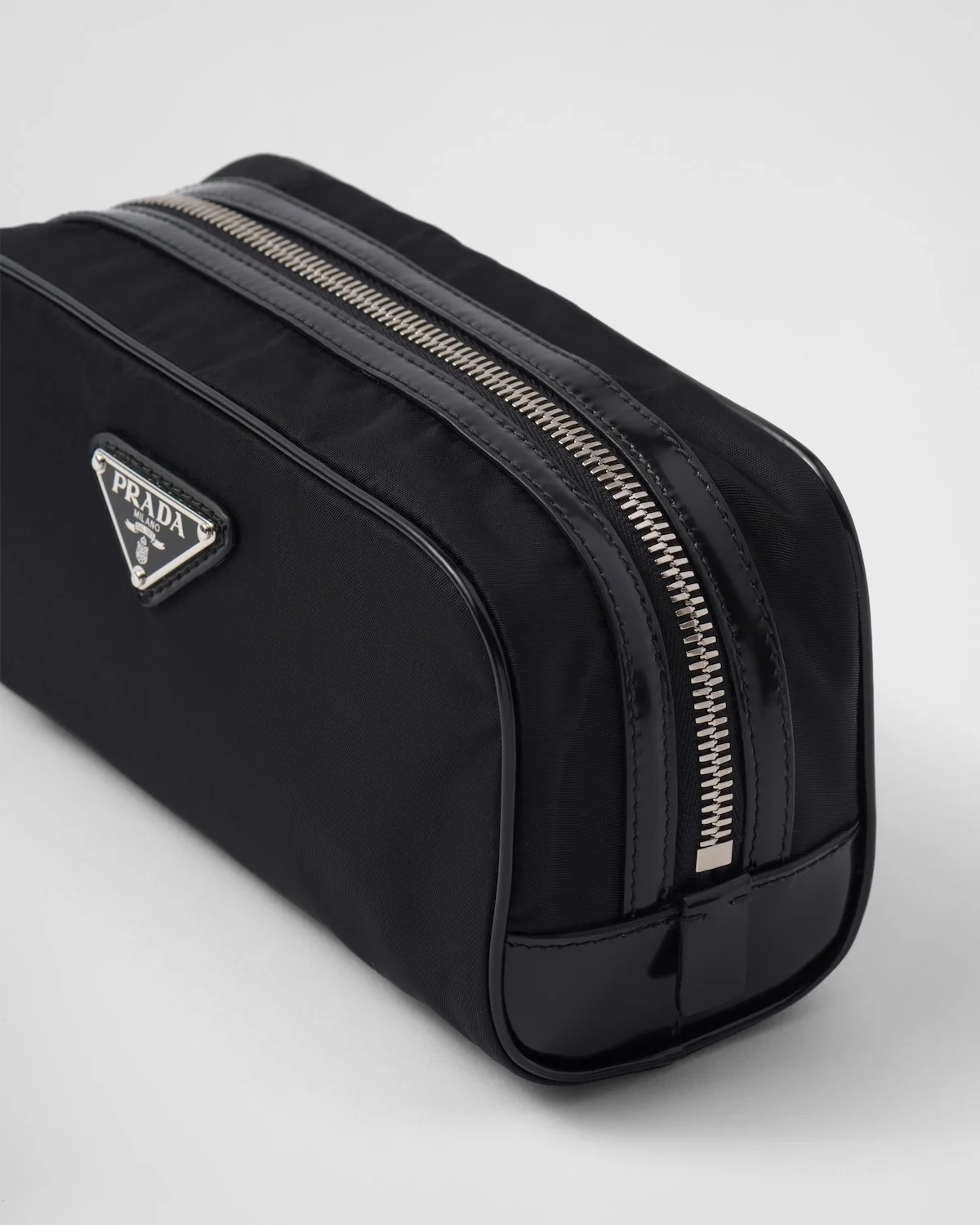 프라다 리나일론 브러쉬드 레더 파우치