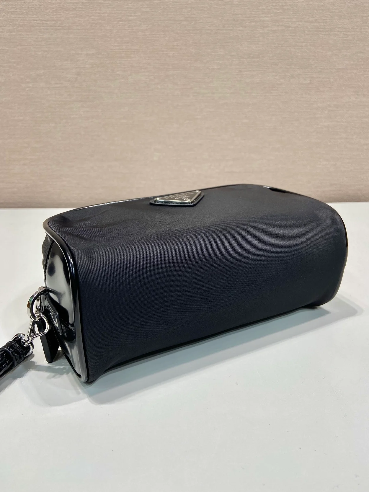 프라다 리나일론 브러쉬드 레더 파우치