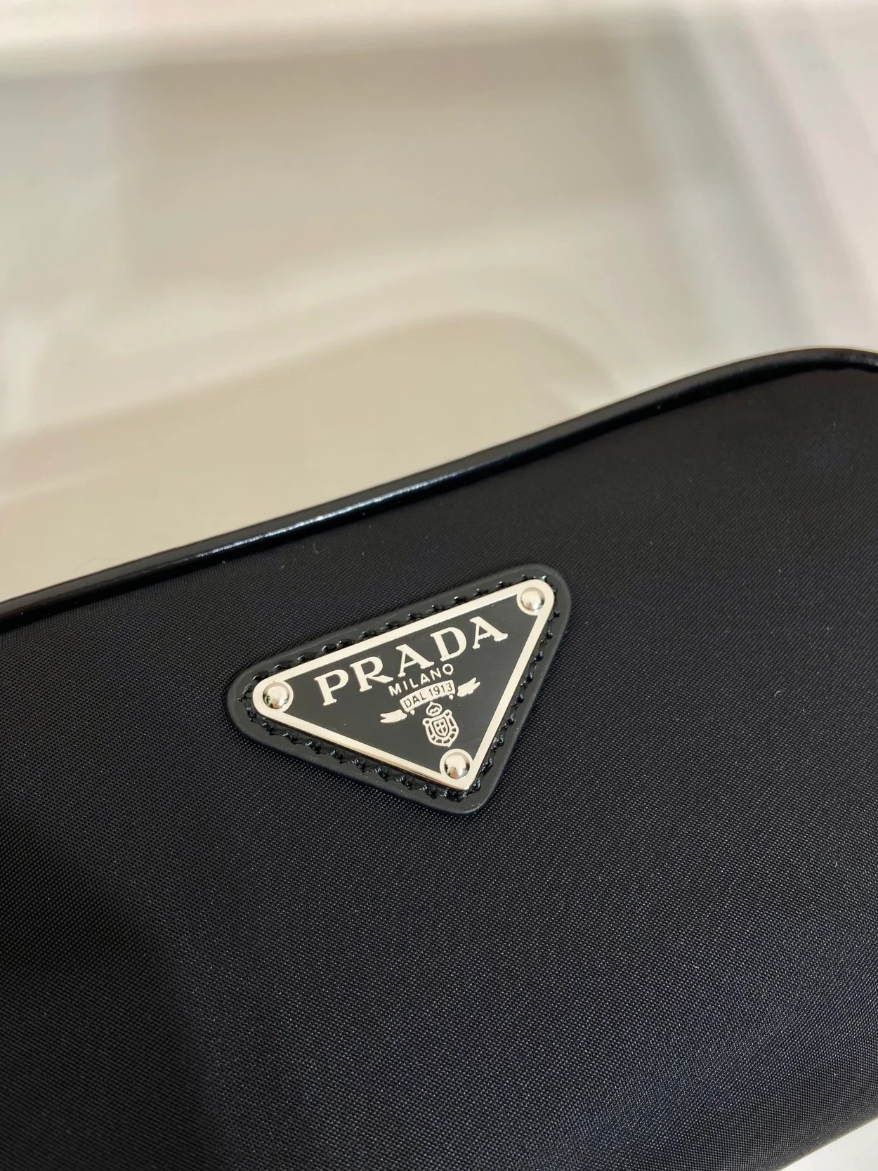 프라다 리나일론 브러쉬드 레더 파우치