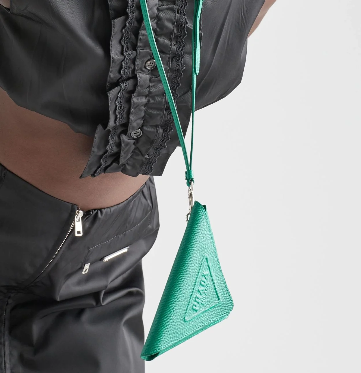 프라다 트라이앵글 사피아노 레더 키체인 트릭 그린