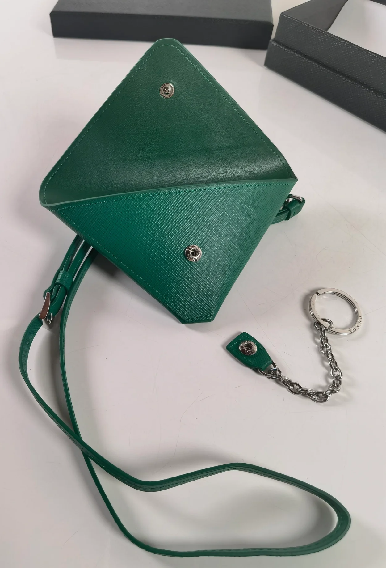 프라다 트라이앵글 사피아노 레더 키체인 트릭 그린