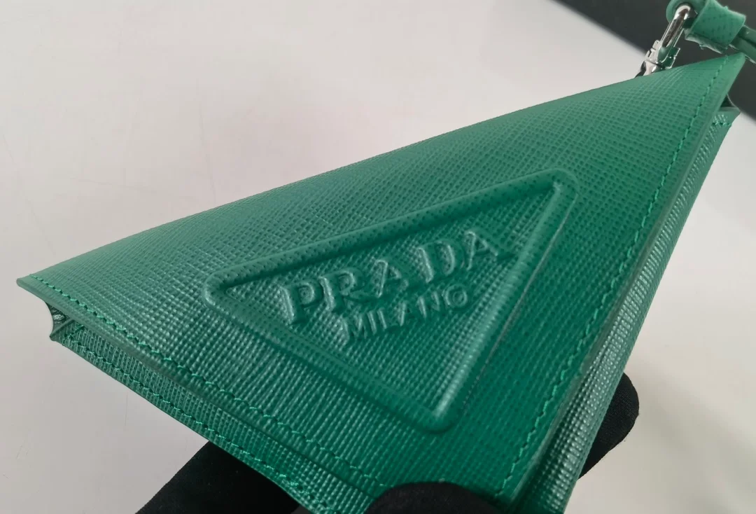 프라다 트라이앵글 사피아노 레더 키체인 트릭 그린