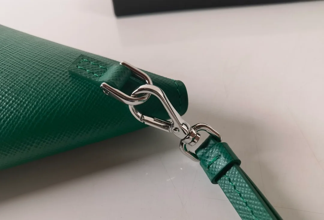 프라다 트라이앵글 사피아노 레더 키체인 트릭 그린