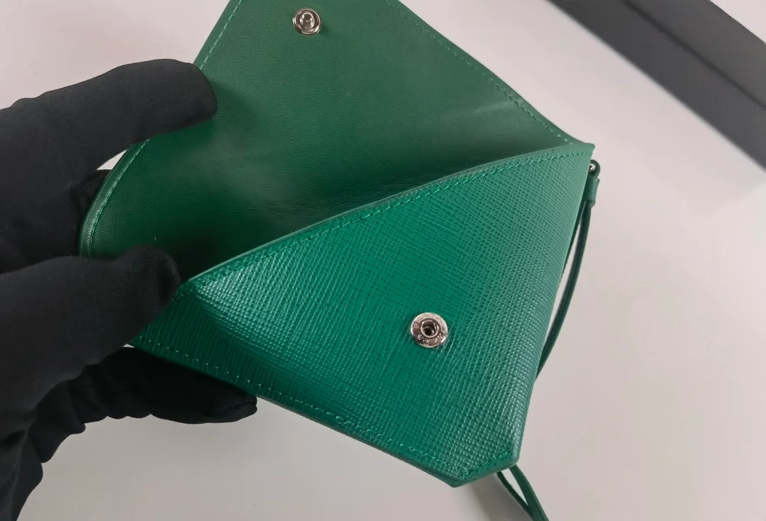 프라다 트라이앵글 사피아노 레더 키체인 트릭 그린