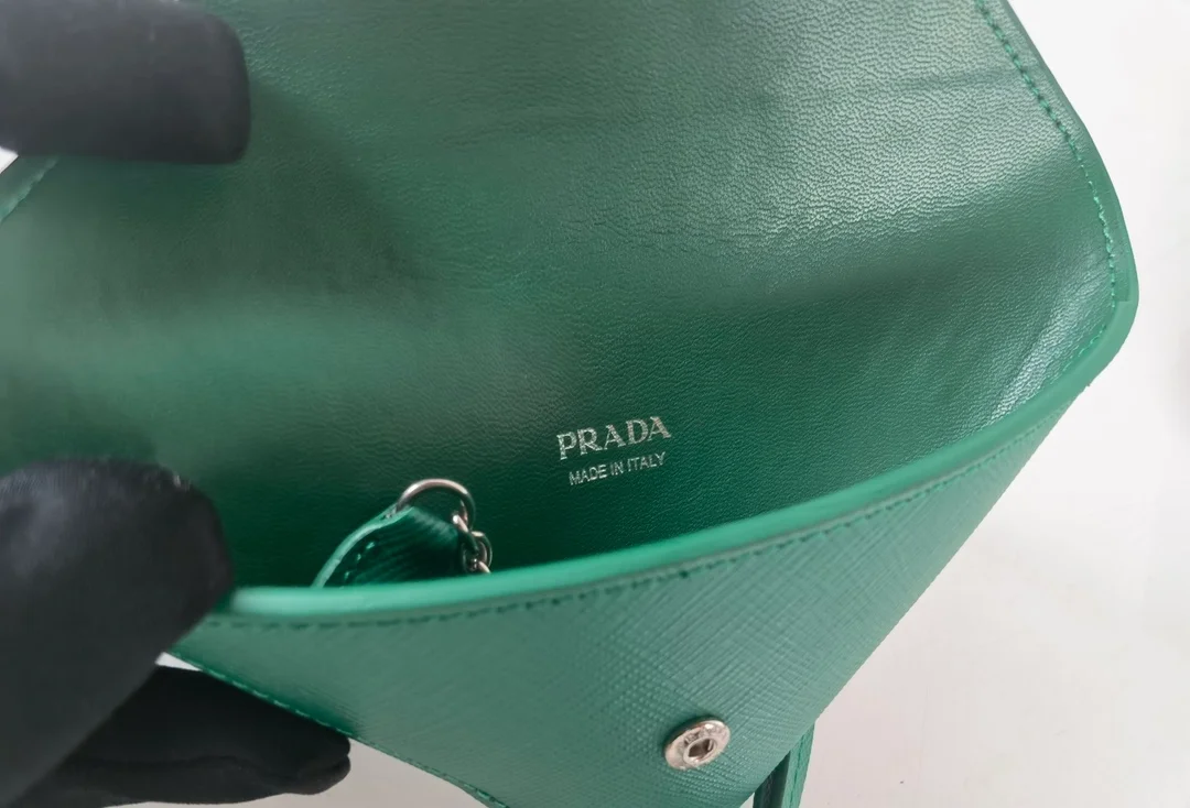 프라다 트라이앵글 사피아노 레더 키체인 트릭 그린