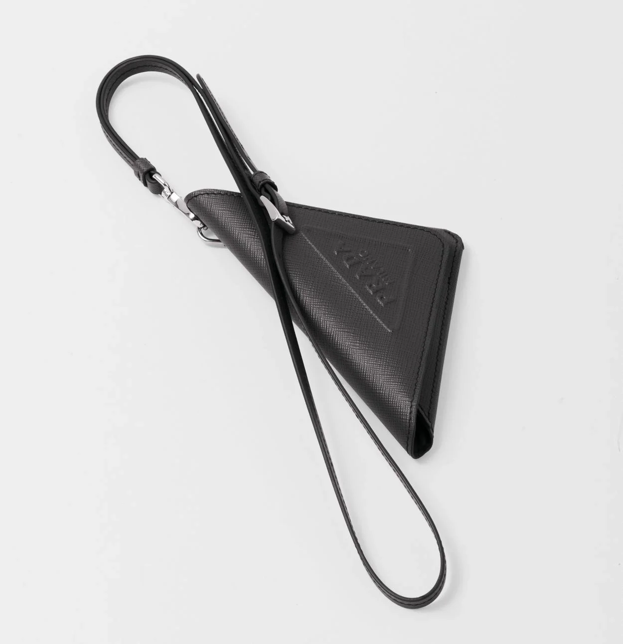 프라다 트라이앵글 사피아노 레더 키체인 트릭 블랙