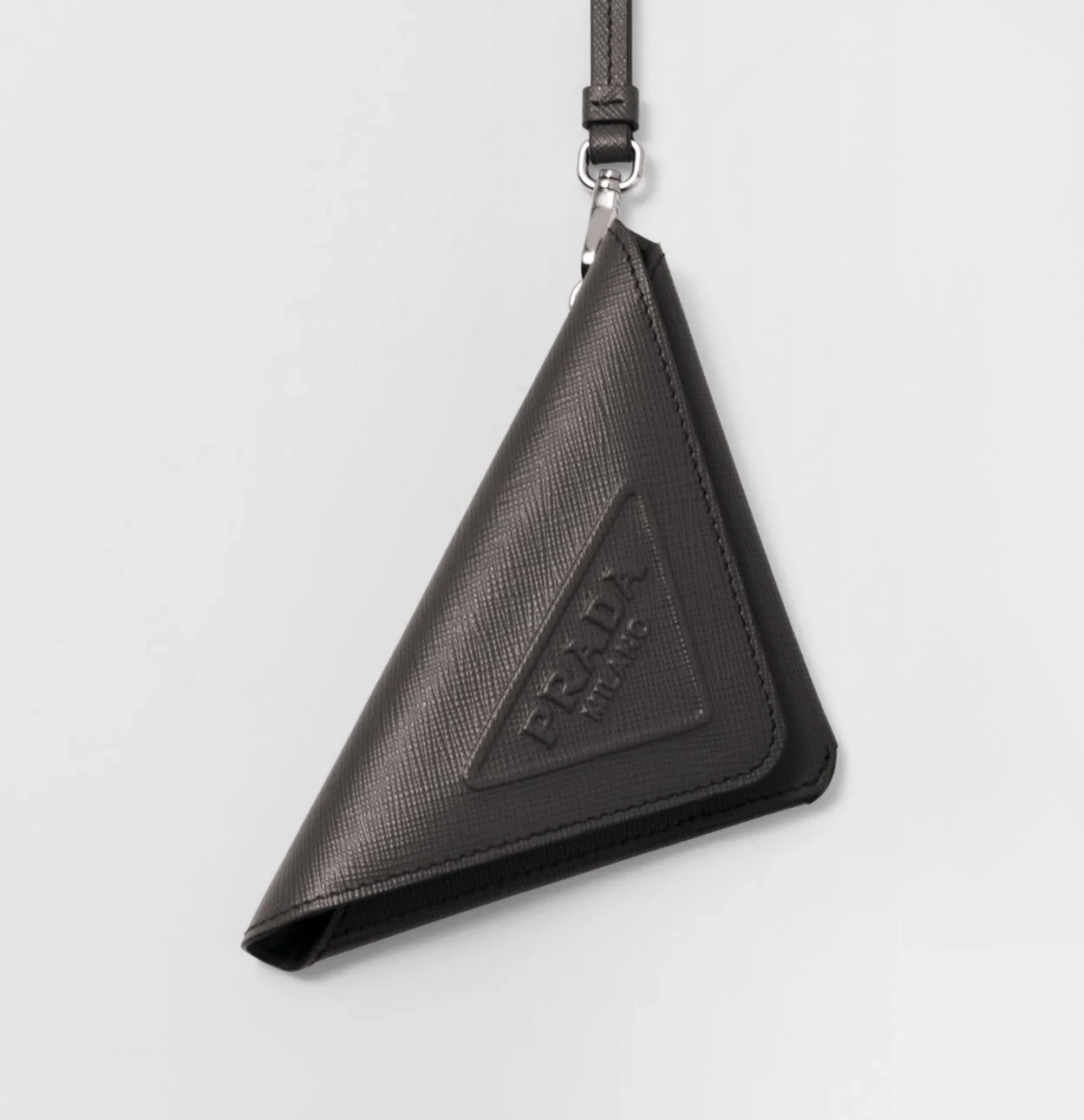 프라다 트라이앵글 사피아노 레더 키체인 트릭 블랙