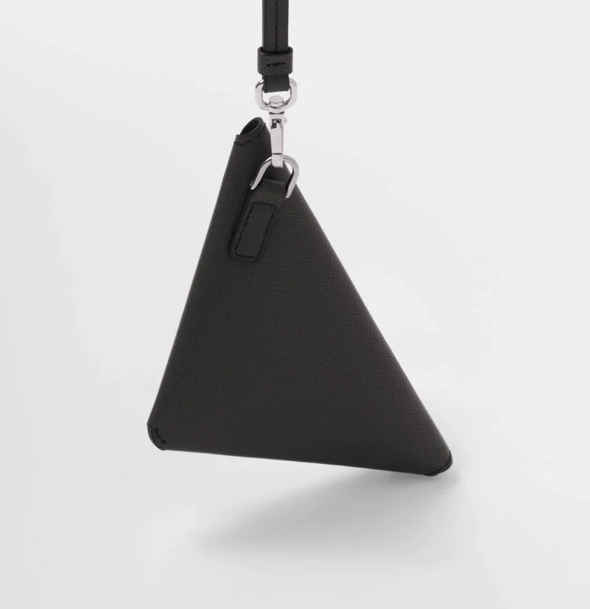 프라다 트라이앵글 사피아노 레더 키체인 트릭 블랙