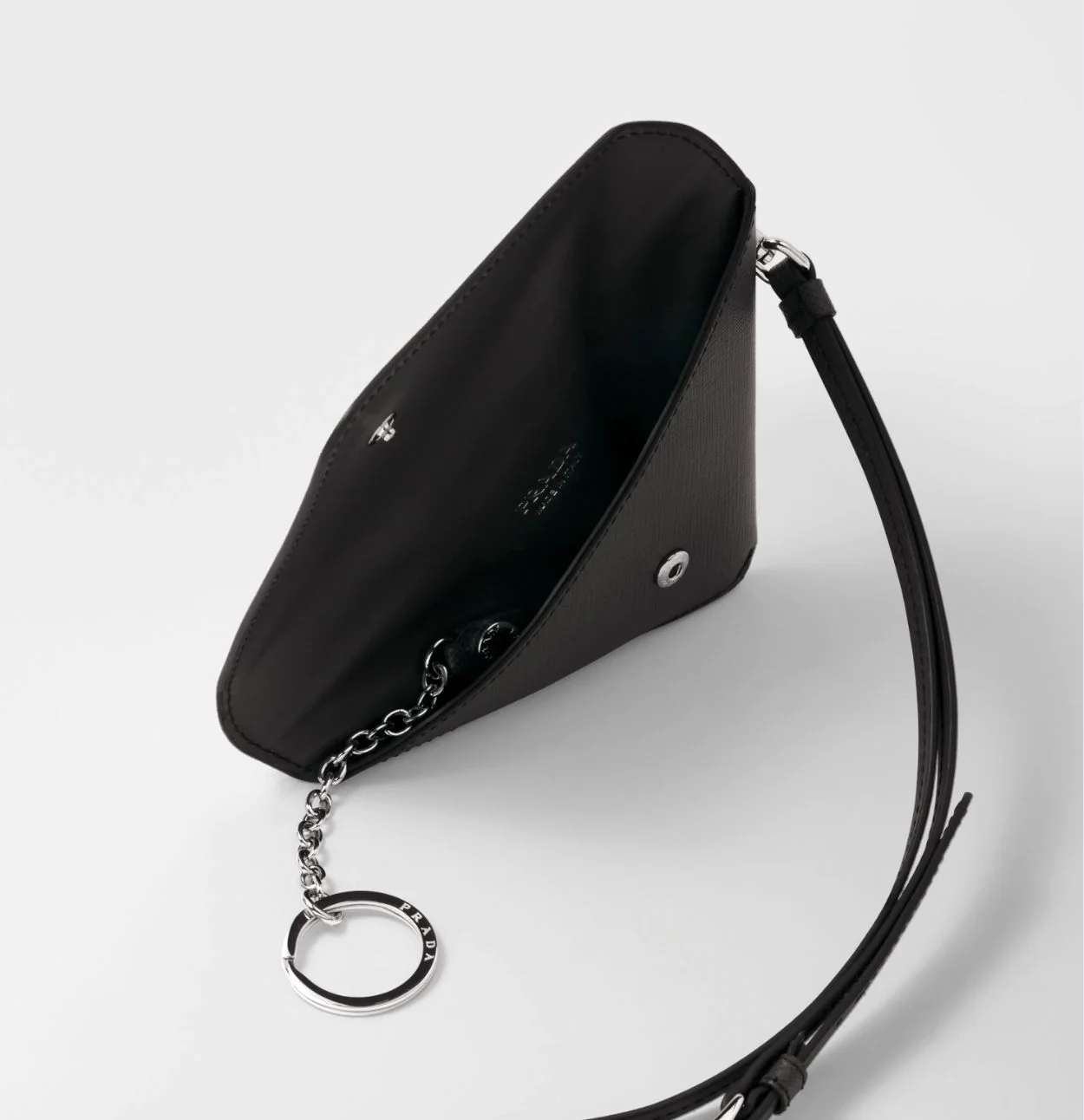 프라다 트라이앵글 사피아노 레더 키체인 트릭 블랙