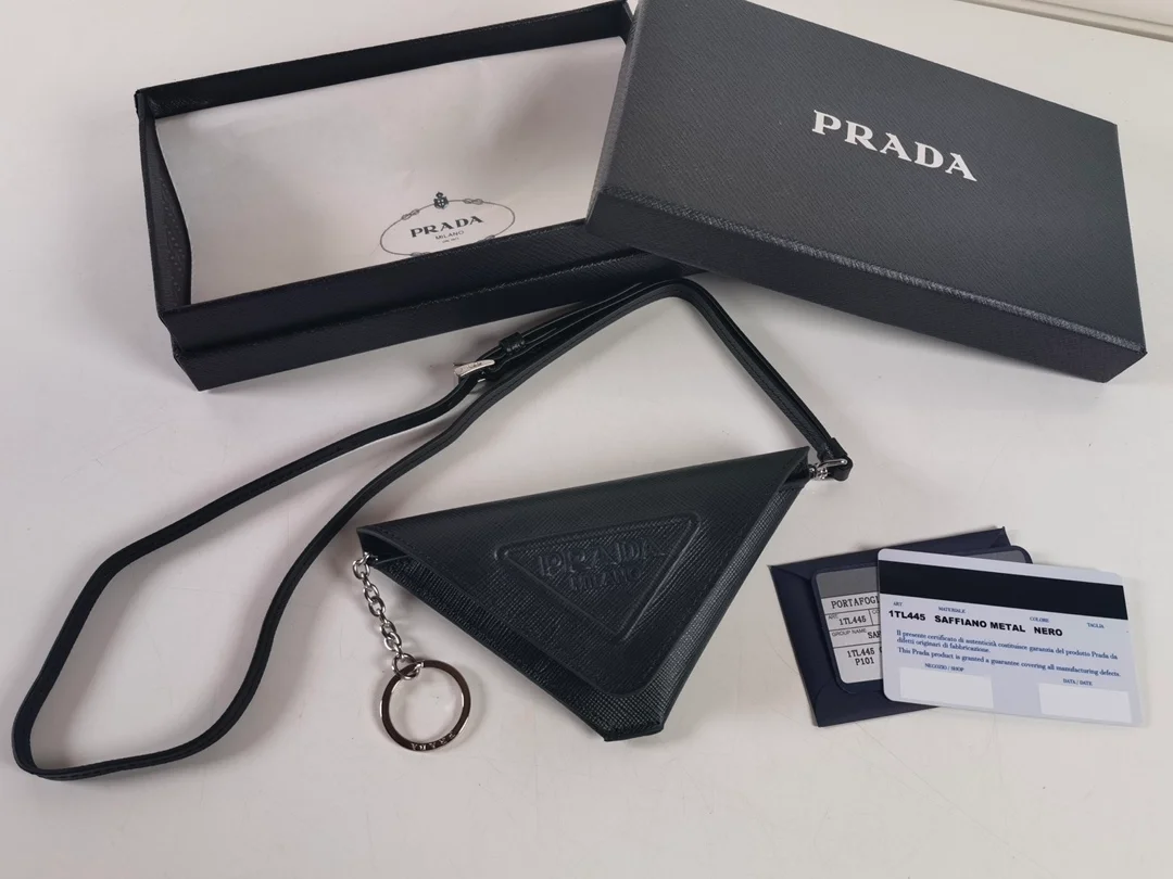 프라다 트라이앵글 사피아노 레더 키체인 트릭 블랙