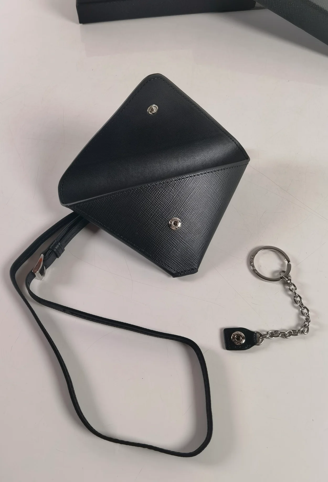 프라다 트라이앵글 사피아노 레더 키체인 트릭 블랙