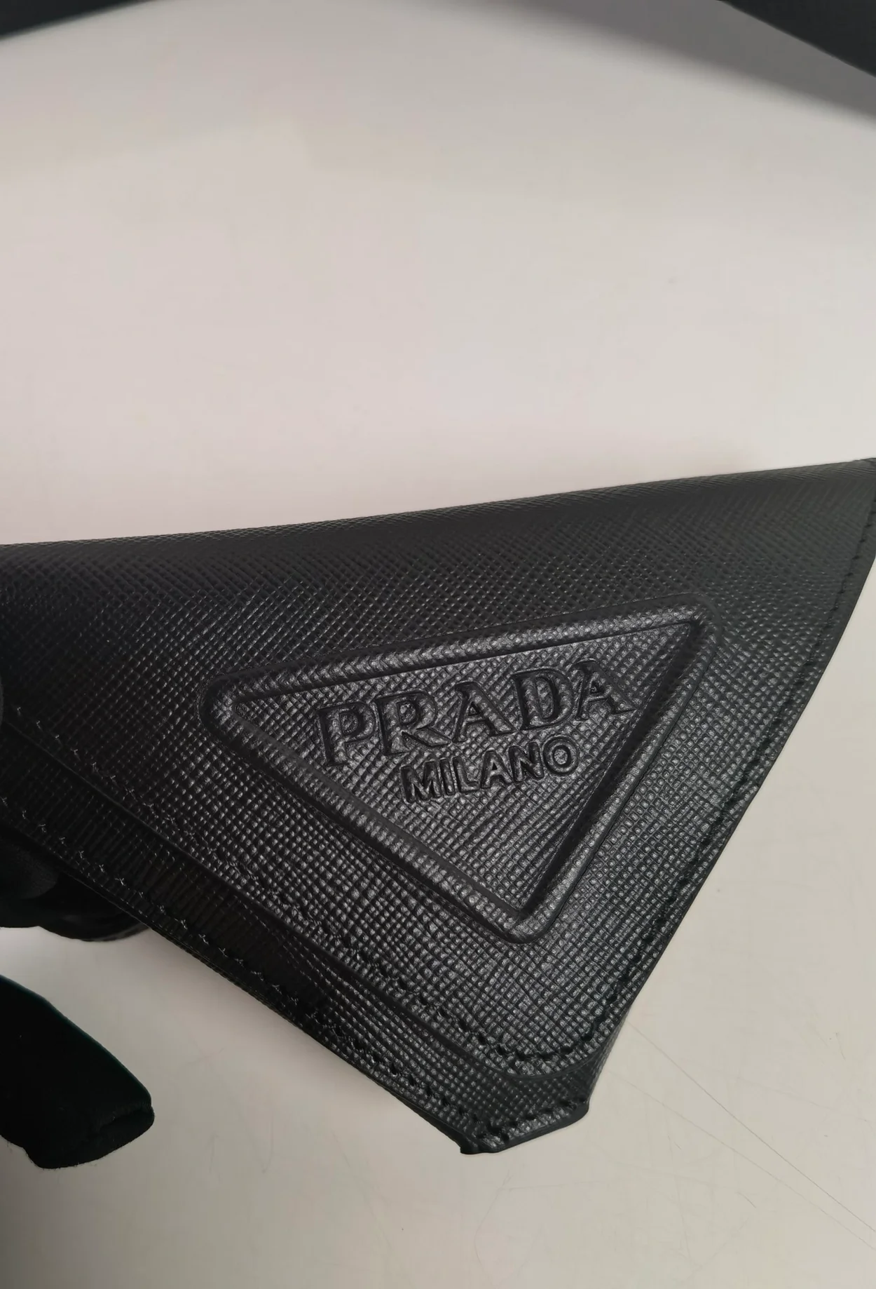 프라다 트라이앵글 사피아노 레더 키체인 트릭 블랙