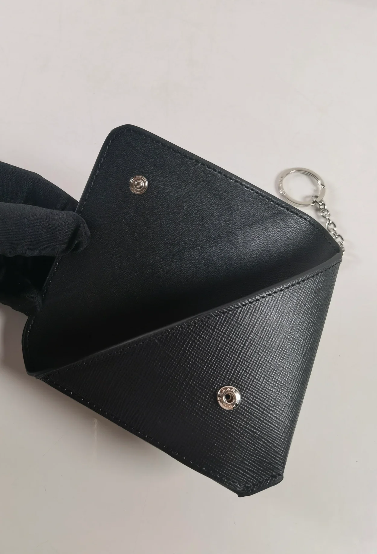 프라다 트라이앵글 사피아노 레더 키체인 트릭 블랙