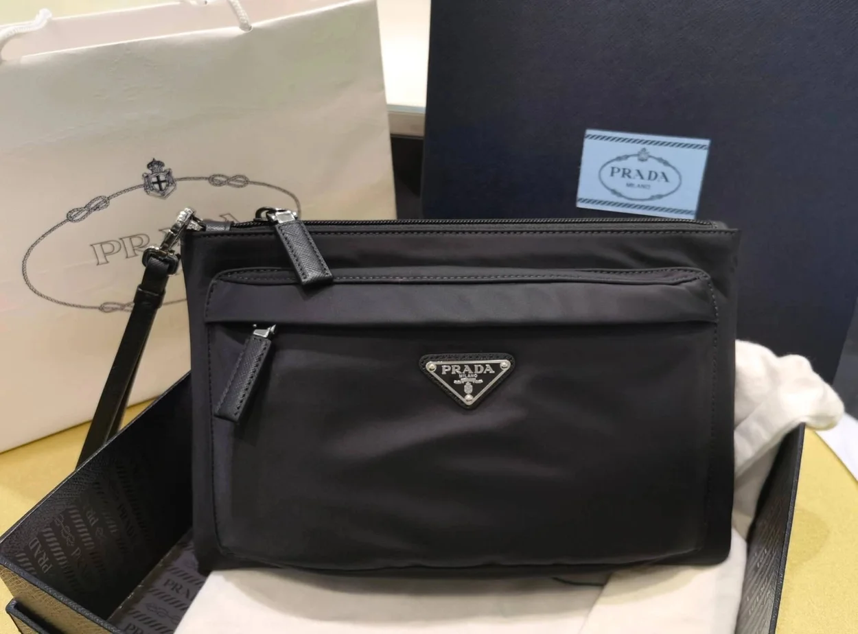 프라다 나일론 클러치 백