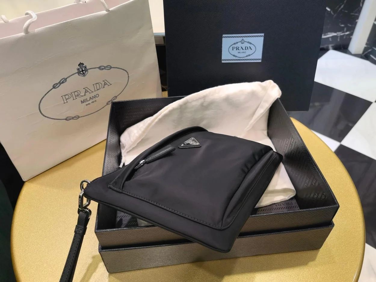 프라다 나일론 클러치 백