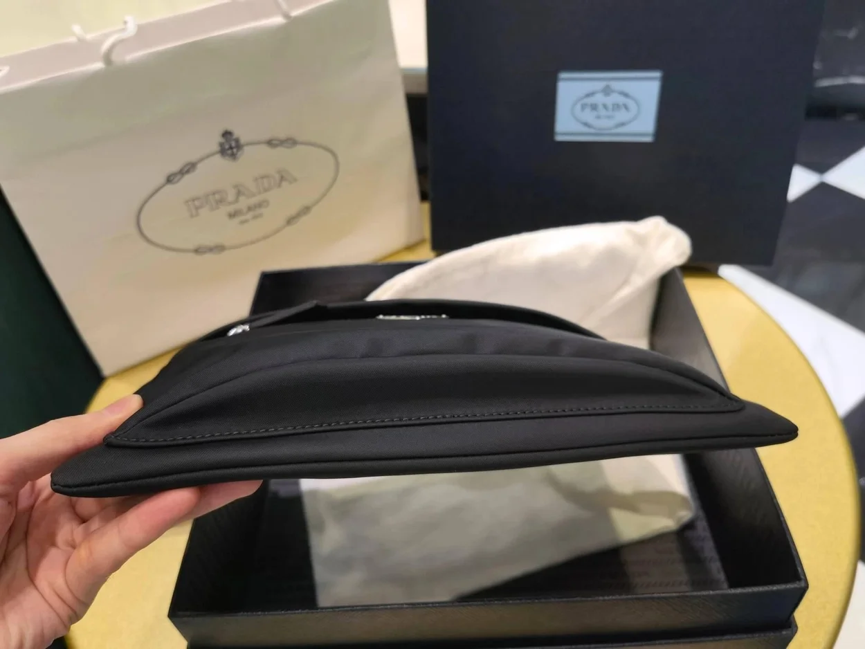 프라다 나일론 클러치 백
