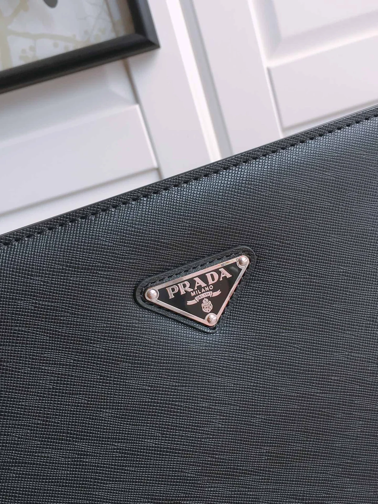 프라다 사피아노 가죽 도큐먼트 클러치 블랙