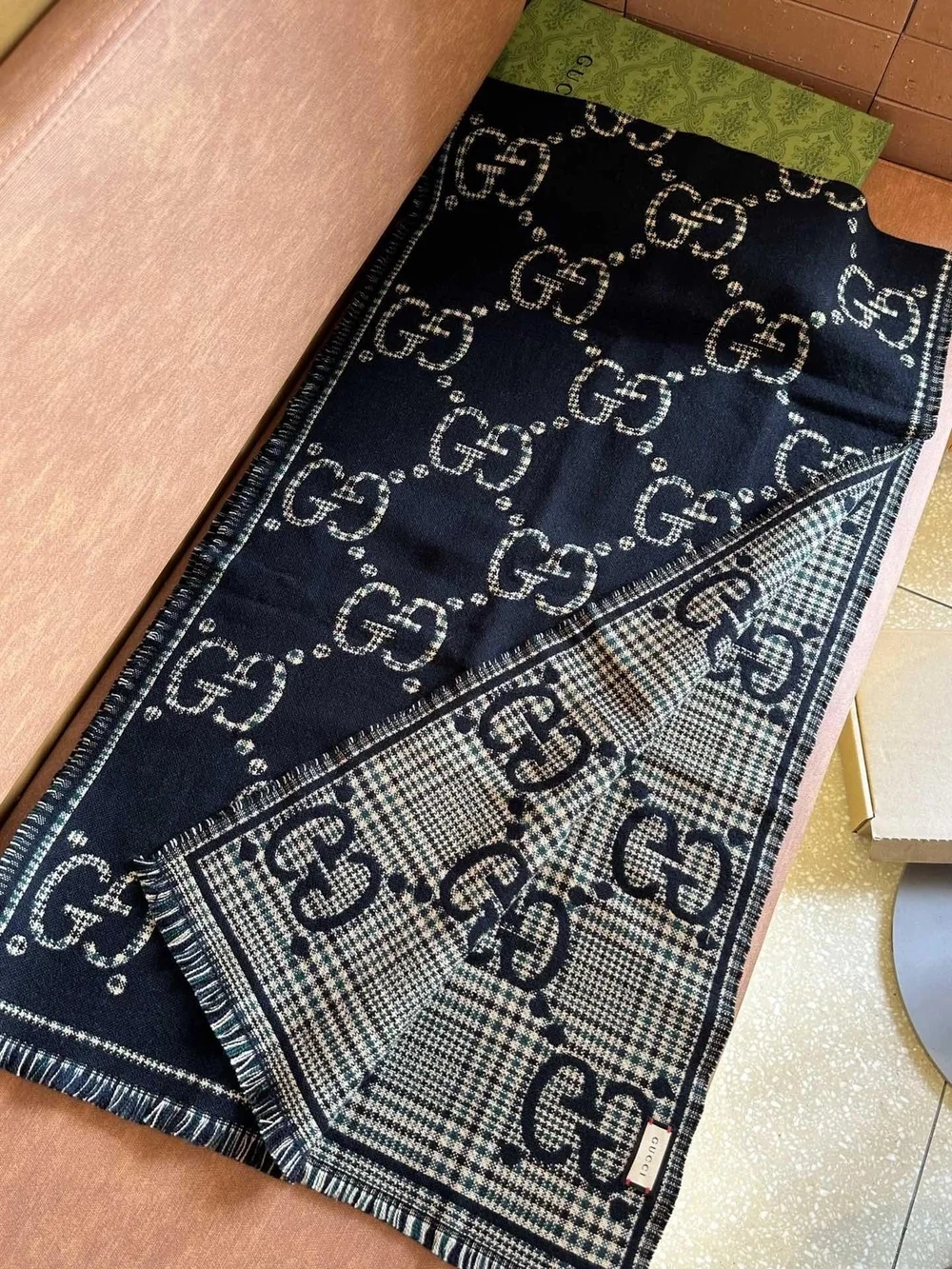 구찌 체크 GG 울 블랙 멀티컬러 스카프