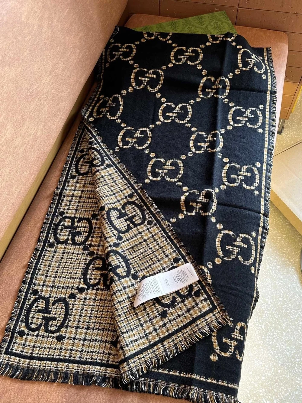 구찌 GG 체크 울 블랙 베이지 스카프